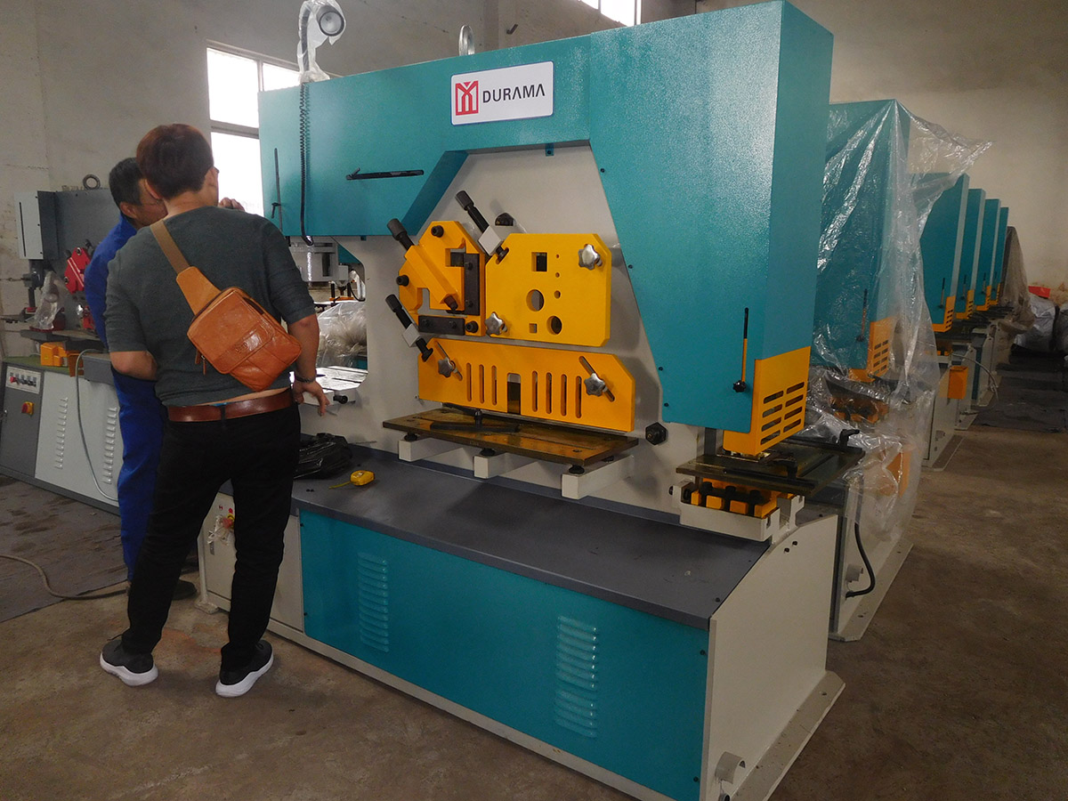 زيارة الموزع في سنغافورة لـ DURAMA